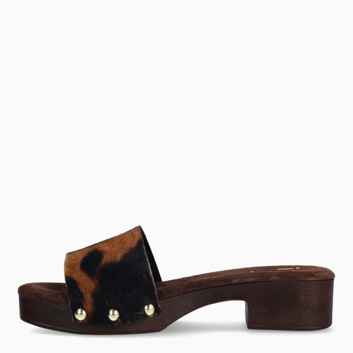 Sandalias de la marca Itse, modelo YSSEL. Elaboradas en piel potro con estampado animal en pala. Interior en ante color marrón oscuro. Suela con tacón de 4cm de altura. Estas sandalias Itse YSSEL son un complemento ideal en comodidad y estilo!