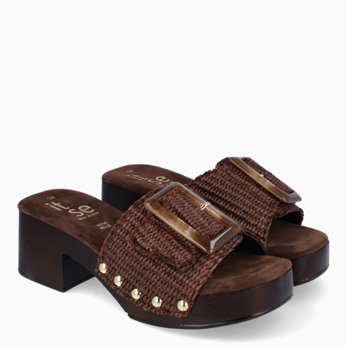 Sandalias de la marca Itse, modelo RIVAS. Elaboradas en rafia color marrón con detalle de hebilla grande en pala. Interior en piel de ante color marrón. Sandalias Itse con suela con tacón de 6cm de altura. Estas sandalias Itse RIVAS son ideales para ti!