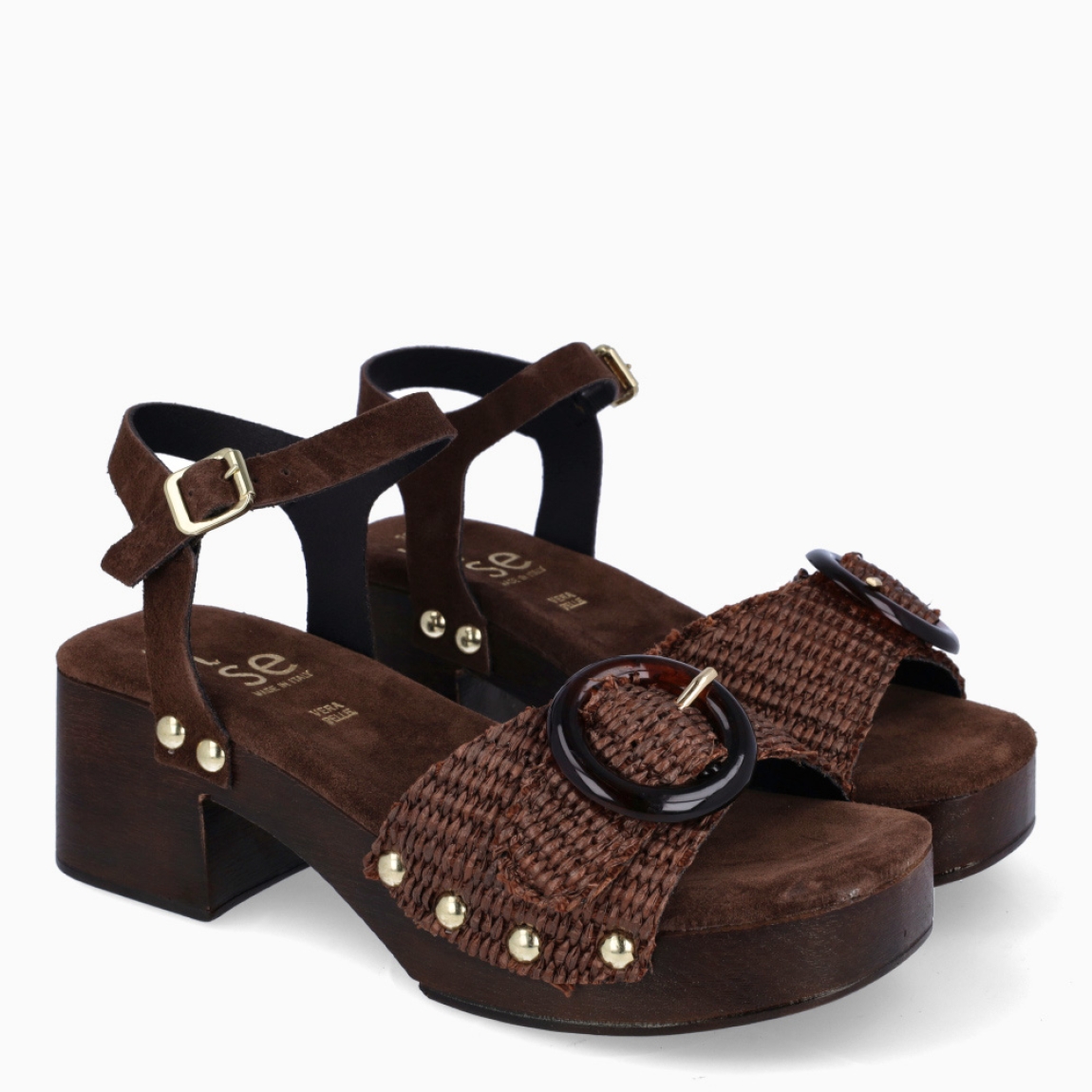 Sandalias de la marca Itse, modelo CALISTA. Elaboradas en rafia color marrón con detalle de hebilla en pala. Interior en ante color marrón. Cierre de sandalias Itse con hebilla en tobillo y suela con tacón de 5cm de altura. Estas sandalias Itse CALISTA son ideales para ti en estilo y comodidad.