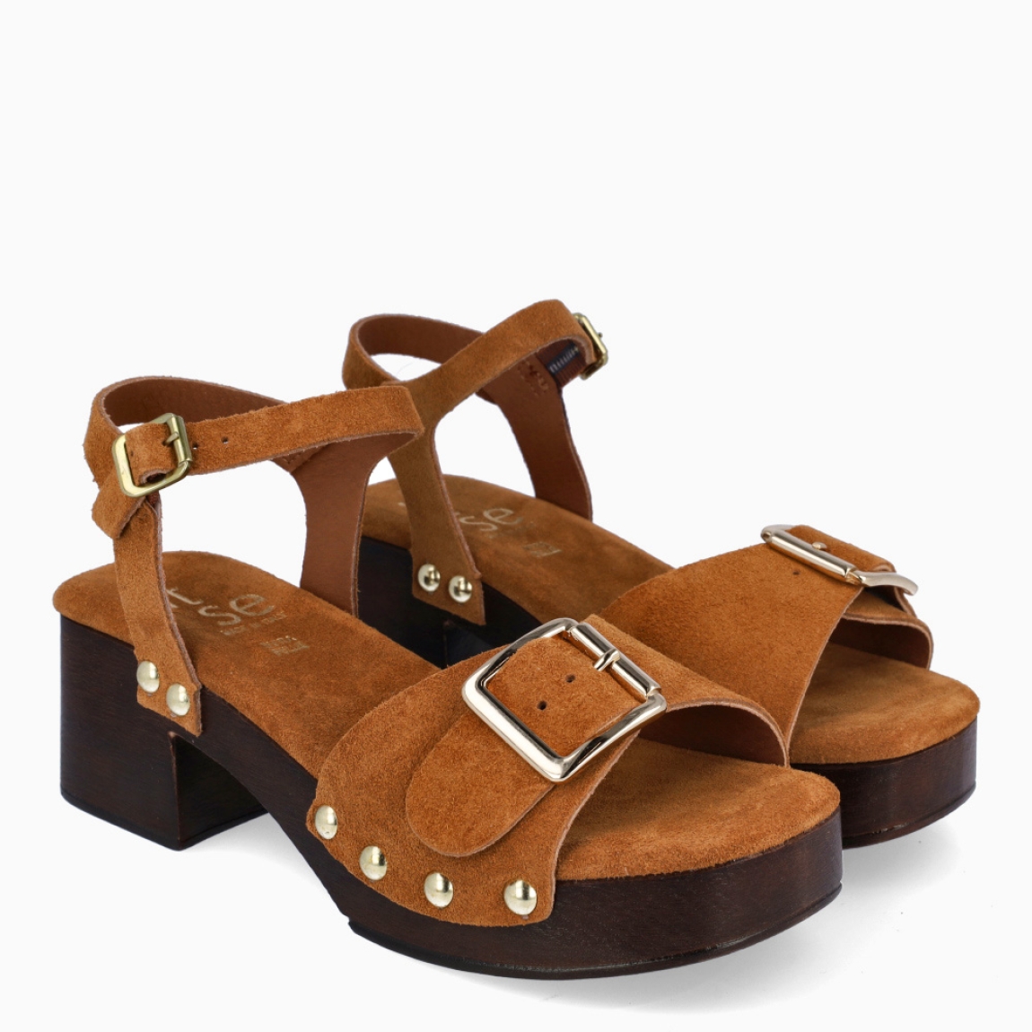 Sandalias de la marca Itse, modelo CALISTA. Elaboradas en ante color cuero con detalle de hebilla en pala. Interior en ante color cuero. Cierre de sandalias Itse con hebilla en tobillo y suela con tacón de 5cm de altura. Estas sandalias Itse CALISTA son ideales para ti en estilo y comodidad.