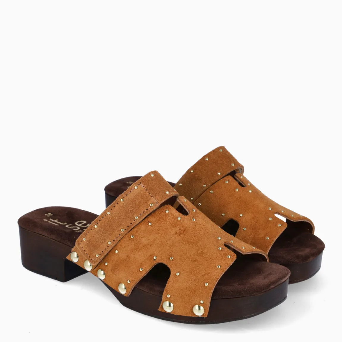 Sandalias de la marca Itse, modelo LAVINIA. Elaboradas en ante color cuero con aplicaciones de tachuelas en pala. Interior en ante color marrón con cierre de velcro en pala. Sandalias Itse con tacón de 5cm de altura. Estas sandalias Itse LAVINIA son ideales para ti!