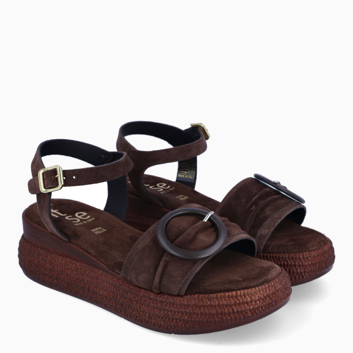 Sandalias de la marca Itse modelo VALERIA. Sandalias elaboradas en ante color marrón con hebilla en pala. Interior en ante color marrón. Sandalias Itse con cierre de hebilla en tobillo. Suela con 4cm de plataforma. Estas sandalias Itse VALERIA son ideales en comodidad y estilo!