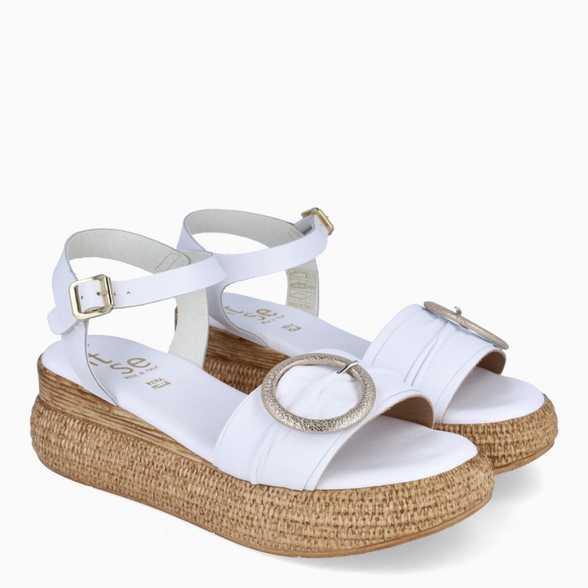 Sandalias de la marca Itse modelo VALERIA. Sandalias elaboradas en piel color blanco con hebilla en pala. Interior en ante color marrón. Sandalias Itse con cierre de hebilla en tobillo. Suela con 4cm de plataforma. Estas sandalias Itse VALERIA son ideales en comodidad y estilo!