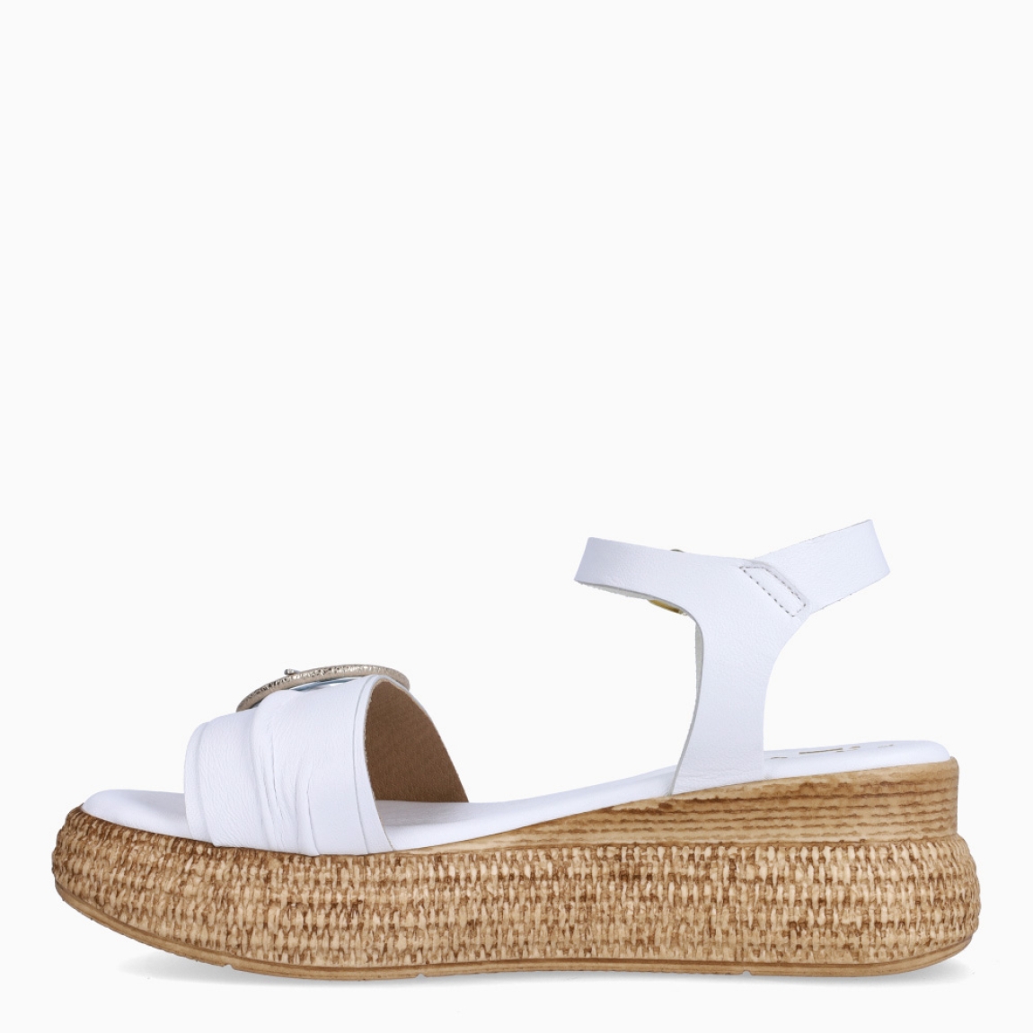 Sandalias de la marca Itse modelo VALERIA. Sandalias elaboradas en piel color blanco con hebilla en pala. Interior en ante color marrón. Sandalias Itse con cierre de hebilla en tobillo. Suela con 4cm de plataforma. Estas sandalias Itse VALERIA son ideales en comodidad y estilo!