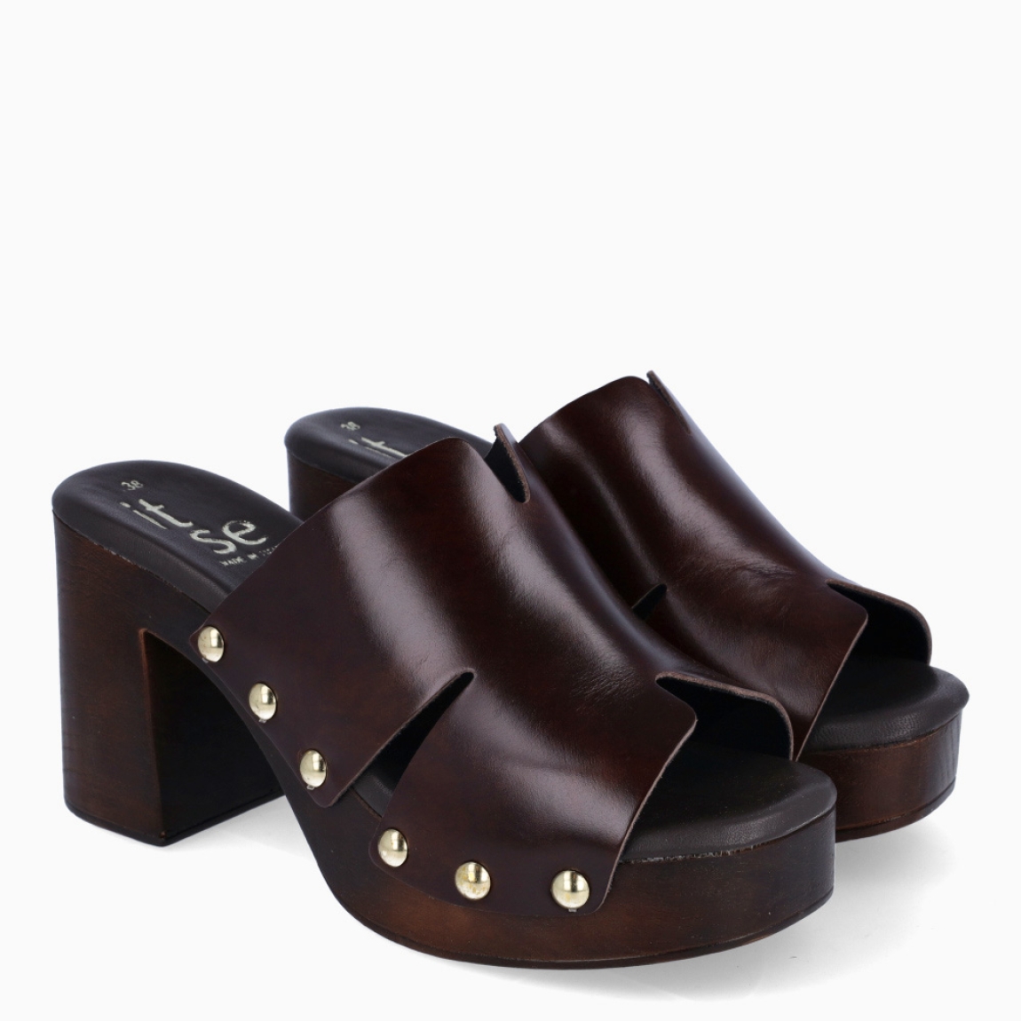 Sandalias de la marca Itse, modelo ALVERY. Elaboradas en piel color marrón con detalle de tachuelas. Interior en piel color marrón oscuro. Suela con tacón de 9cm de altura. Estas sandalias Itse ALVERY son un complemento ideal para ti!