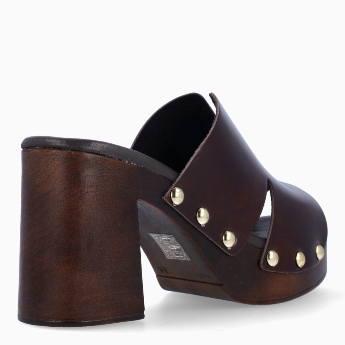 Sandalias de la marca Itse, modelo ALVERY. Elaboradas en piel color marrón con detalle de tachuelas. Interior en piel color marrón oscuro. Suela con tacón de 9cm de altura. Estas sandalias Itse ALVERY son un complemento ideal para ti!