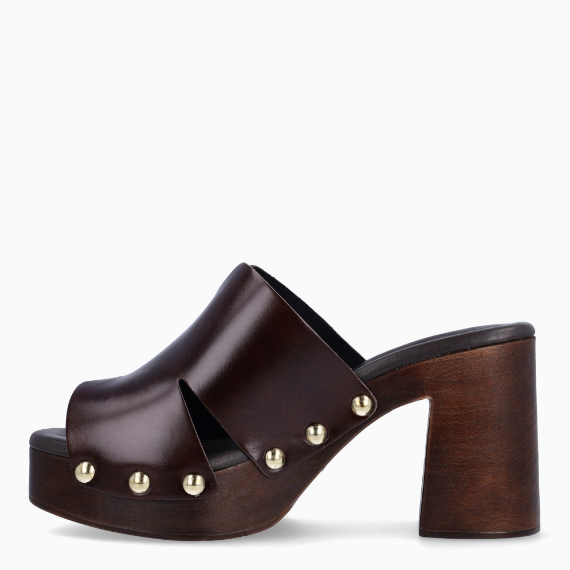 Sandalias de la marca Itse, modelo ALVERY. Elaboradas en piel color marrón con detalle de tachuelas. Interior en piel color marrón oscuro. Suela con tacón de 9cm de altura. Estas sandalias Itse ALVERY son un complemento ideal para ti!