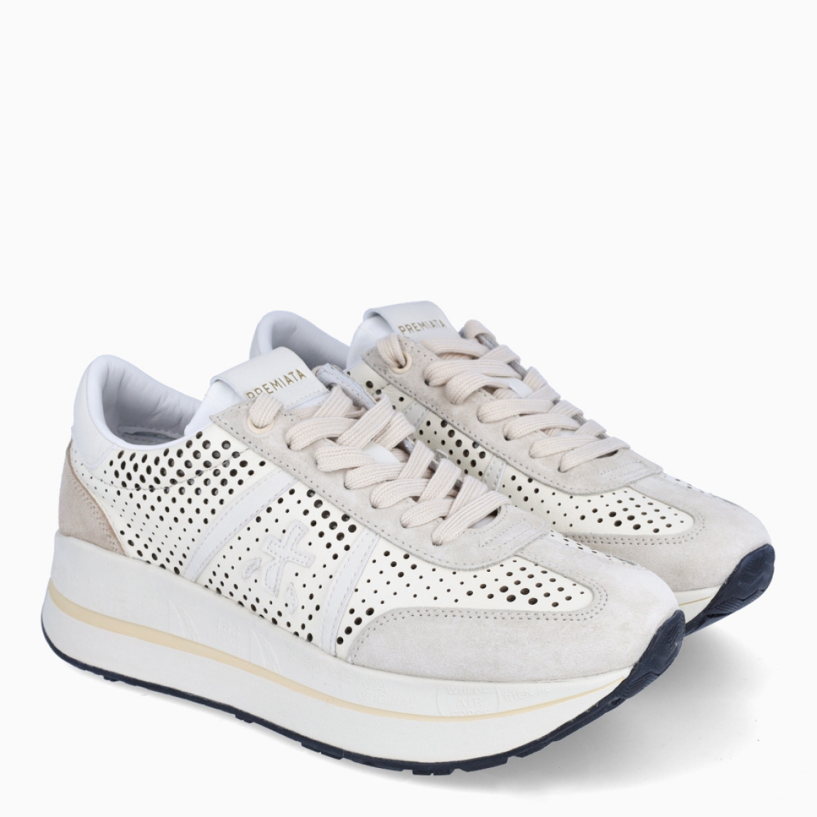 Deportiva de la marca Premiata, modelo Bethcoin. Exterior de la deportiva en piel color beig con troquelado y con detalles en ante. Interior de la deportiva de piel de color blanco. Cierre de la deportiva con cordones. Suela de la deportiva de goma con 3cm de plataforma. Deportiva con plantilla acolchada para garantizar la máxima comodidad a cada paso. La deportiva Bethcoin de Premiata es una evolución de los modelos Conny y Beth, fusionados en una nueva versión ideal para marcar estilo.