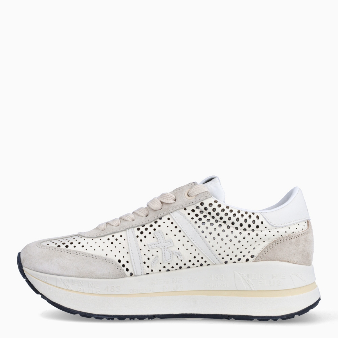 Deportiva de la marca Premiata, modelo Bethcoin. Exterior de la deportiva en piel color beig con troquelado y con detalles en ante. Interior de la deportiva de piel de color blanco. Cierre de la deportiva con cordones. Suela de la deportiva de goma con 3cm de plataforma. Deportiva con plantilla acolchada para garantizar la máxima comodidad a cada paso. La deportiva Bethcoin de Premiata es una evolución de los modelos Conny y Beth, fusionados en una nueva versión ideal para marcar estilo.