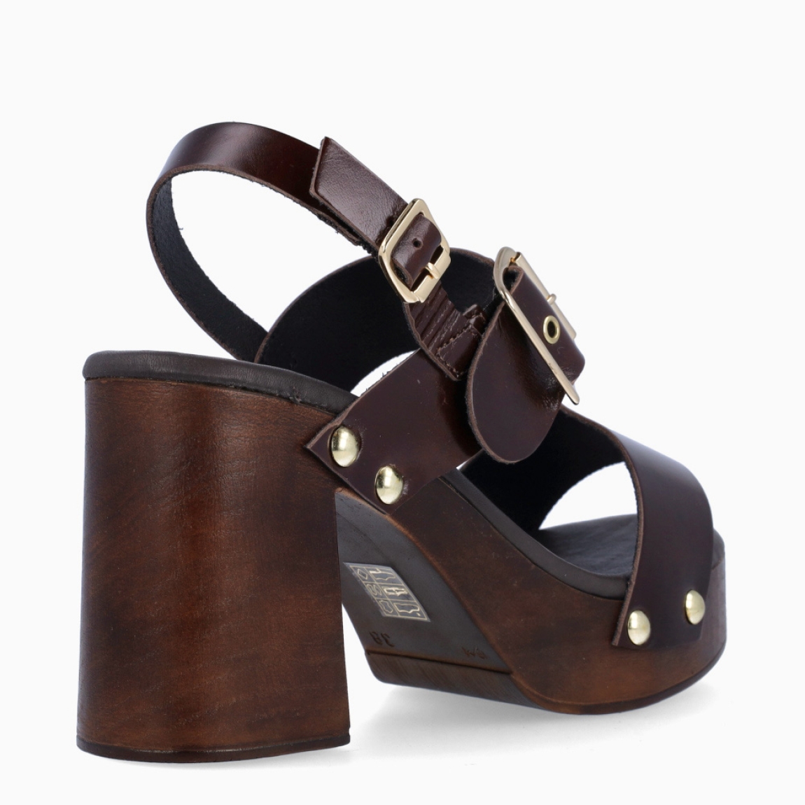 Sandalias de la marca Itse, modelo AZUCENNA. Elaboradas en piel color marrón con hebilla grande en pala. Interior en piel marrón. Cierre de sandalias Itse con hebilla en tobillo y suela con tacón de 9cm de altura. Estas sandalias Itse AZUCENNA son ideales para ti!