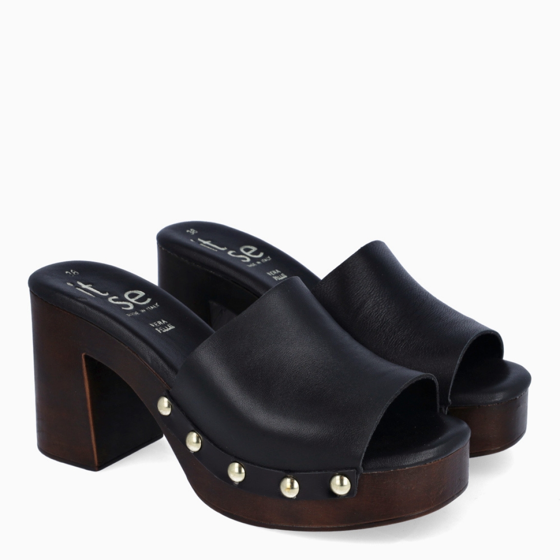 Sandalias de la marca Itse, modelo LUZMILA. Elaboradas en piel color negro con hebilla grande en pala. Interior en piel color negro. Cierre de sandalias Itse con hebilla en tobillo y suela con tacón de 8cm de altura. Estas sandalias chanclas Itse LUZMILA son ideales para ti!