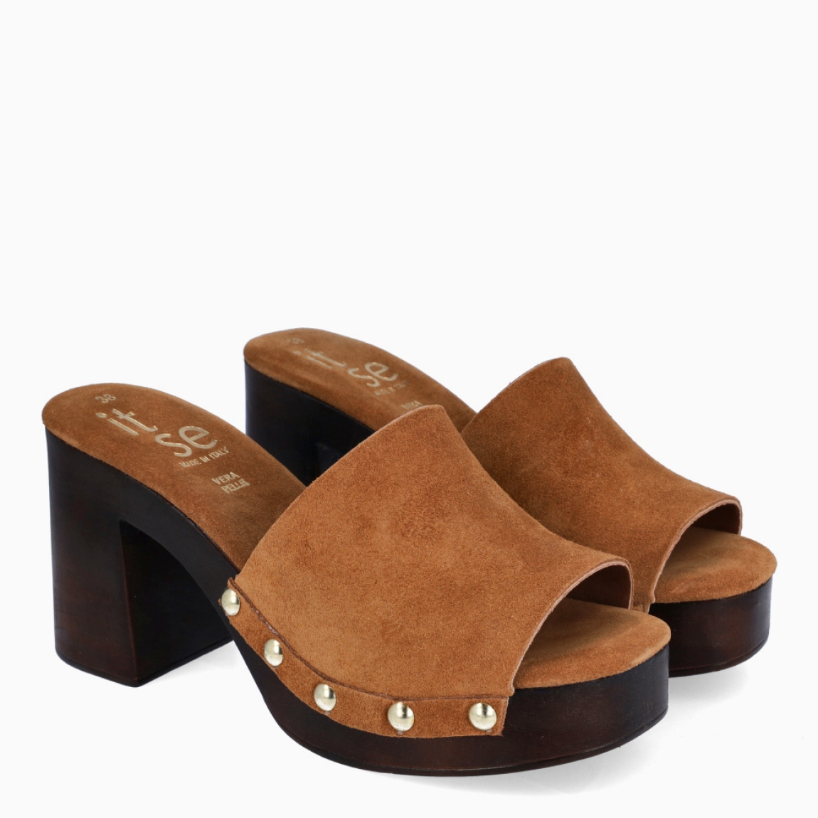 Sandalias de la marca Itse, modelo LUZMILA. Elaboradas en ante color cuero con tira grande en pala. Interior en ante color cuero. Cierre de sandalias Itse con hebilla en tobillo y suela con tacón de 8cm de altura. Estas sandalias chanclas Itse LUZMILA son ideales para ti!