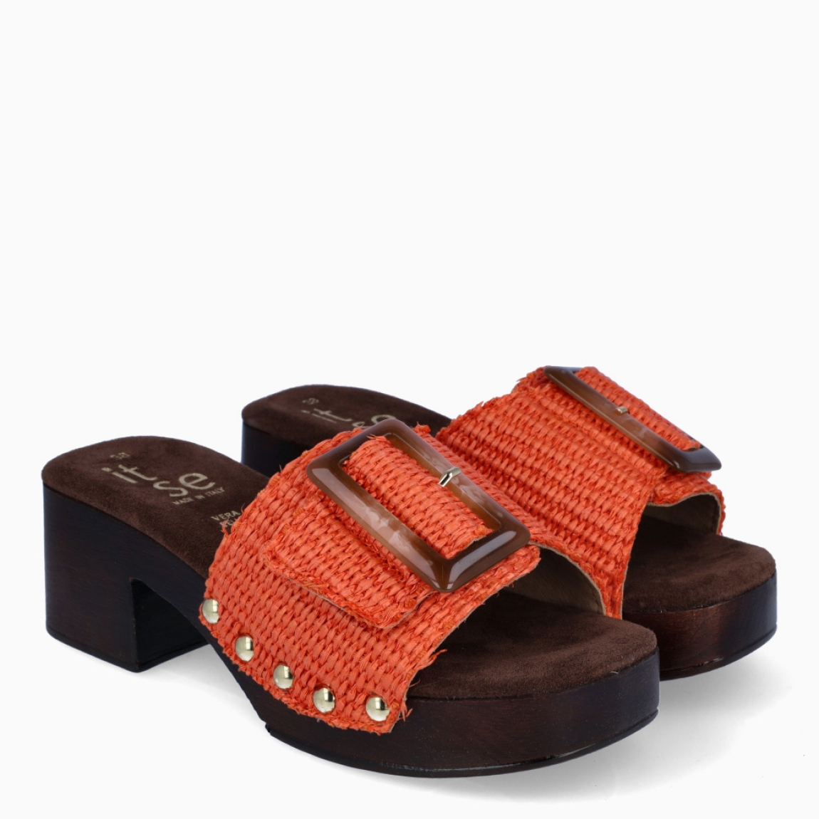 Sandalias de la marca Itse, modelo YOLANDA. Elaboradas en rafia color naranja con hebilla grande en pala. Interior en ante color marrón. Sandalias Itse con tacón de 5cm de altura. Estas sandalias chanclas Itse YOLANDA son ideales para ti!