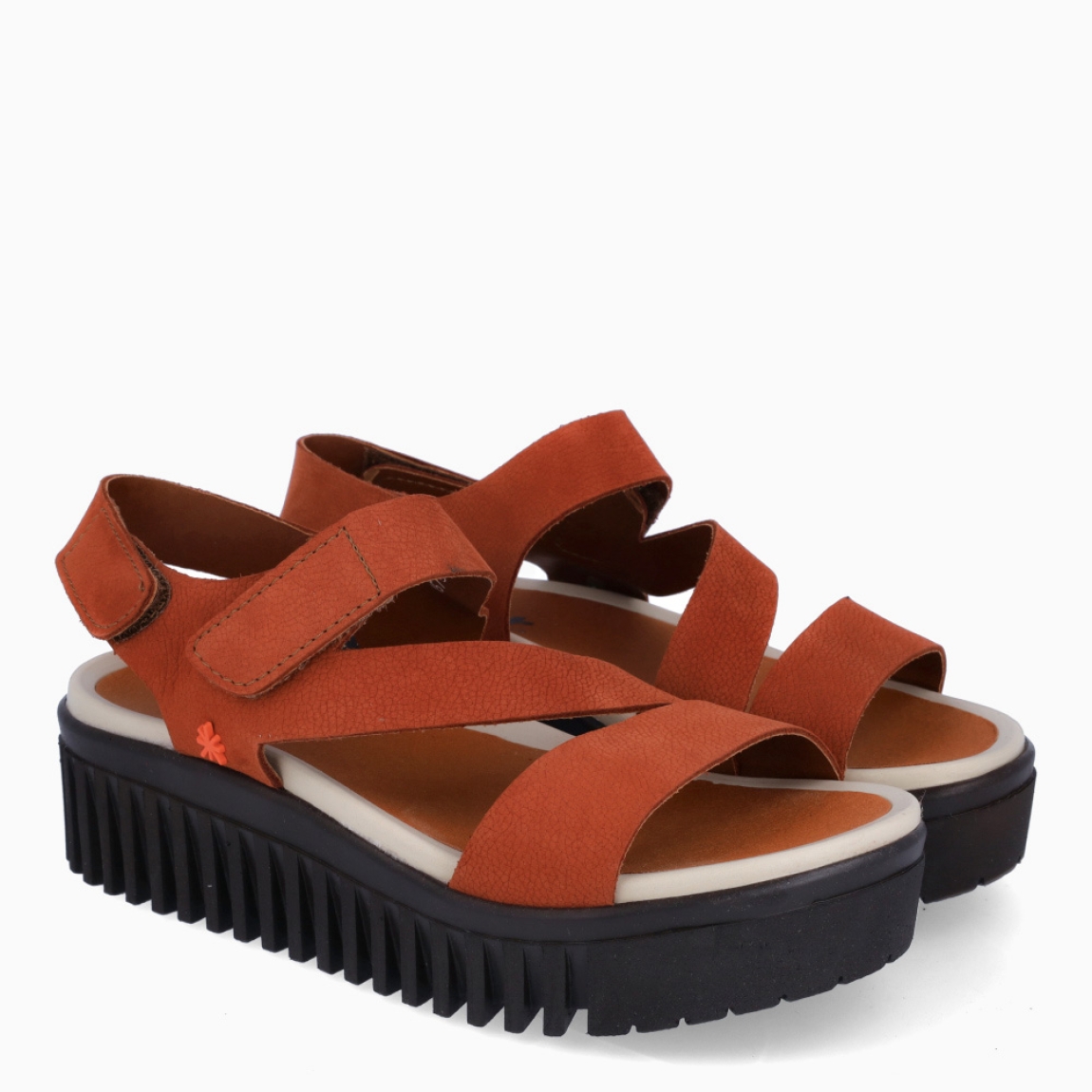 Sandalias de la marca ART, modelo BRIGHTON. Elaboradas en piel color naranja con tiras cruzadas en la pala. Interior en piel color camel con plantilla microfibra softlight no removible. Cierre de estas sandalias ART con velcro y suela dentada con 4cm de plataforma. Sandalias ART BRIGHTON, ideales para esta temporada!