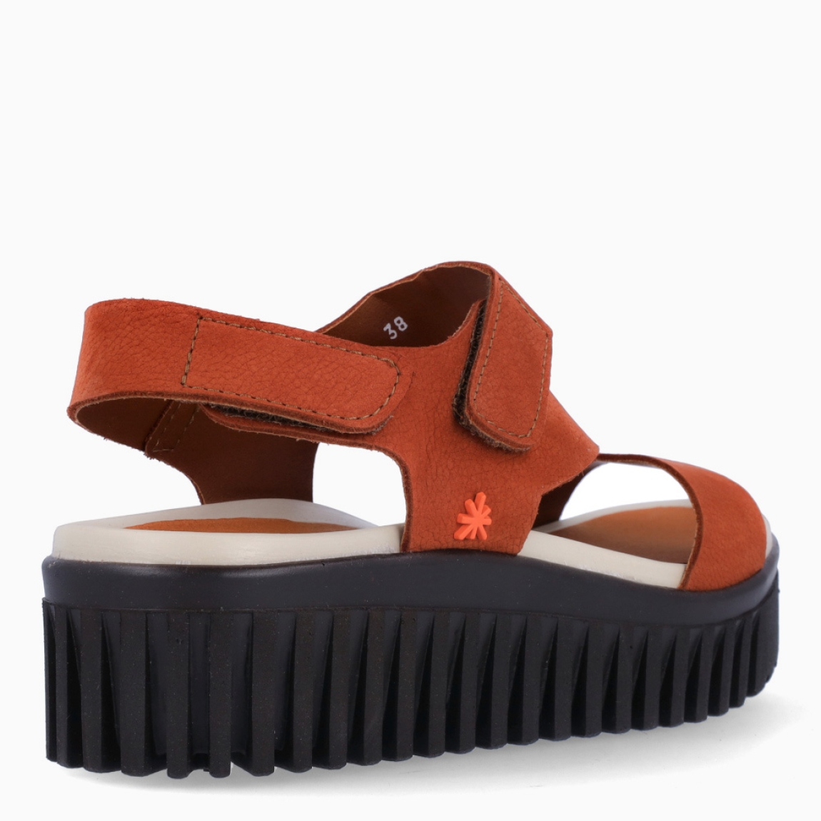 Sandalias de la marca ART, modelo BRIGHTON. Elaboradas en piel color naranja con tiras cruzadas en la pala. Interior en piel color camel con plantilla microfibra softlight no removible. Cierre de estas sandalias ART con velcro y suela dentada con 4cm de plataforma. Sandalias ART BRIGHTON, ideales para esta temporada!
