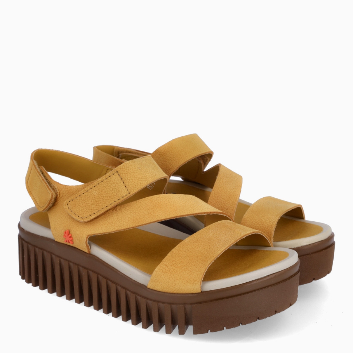 Sandalias de la marca ART, modelo BRIGHTON. Elaboradas en piel color amarillo con tiras cruzadas en la pala. Interior en piel con plantilla microfibra softlight no removible. Cierre de estas sandalias ART con velcro y suela dentada con 4cm de plataforma. Sandalias ART BRIGHTON, ideales para esta temporada!