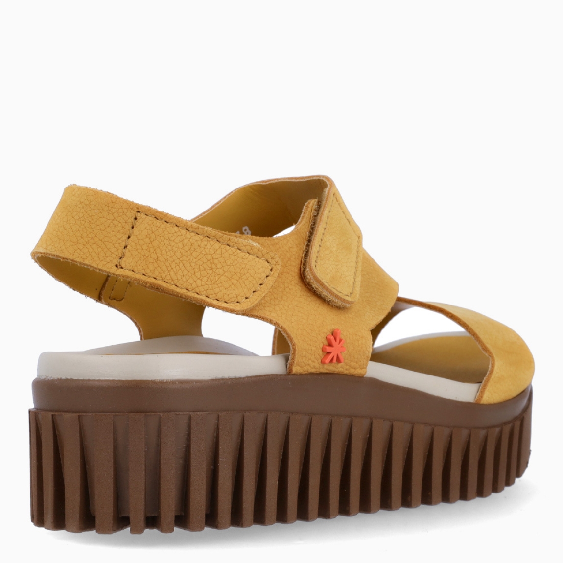 Sandalias de la marca ART, modelo BRIGHTON. Elaboradas en piel color amarillo con tiras cruzadas en la pala. Interior en piel con plantilla microfibra softlight no removible. Cierre de estas sandalias ART con velcro y suela dentada con 4cm de plataforma. Sandalias ART BRIGHTON, ideales para esta temporada!