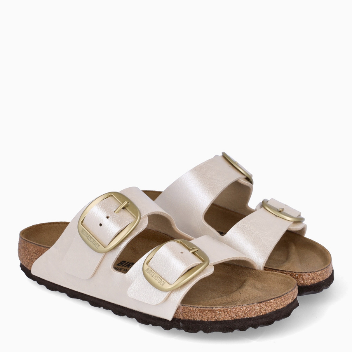 Sandalias de la marca Birkenstock, modelo ARIZONA BIG BUCKLE. Sandalias elaboradas en neopreno de color platino con una base de corcho y látex de forma anatómica. Cierre de las sandalias con doble hebilla de espiga de metal con ajuste individual. Estas sandalias Birkenstock ARIZONA BIG BUCKLE es un complemento clásico para tus looks de temporada, con un diseño sencillo atemporal y una ligereza que te dará la comodidad que necesitas en tu día a día.