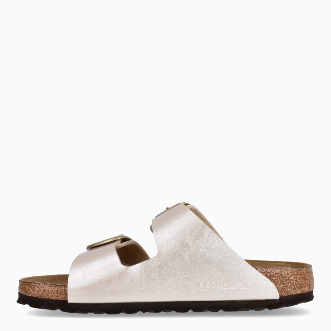 Sandalias de la marca Birkenstock, modelo ARIZONA BIG BUCKLE. Sandalias elaboradas en neopreno de color platino con una base de corcho y látex de forma anatómica. Cierre de las sandalias con doble hebilla de espiga de metal con ajuste individual. Estas sandalias Birkenstock ARIZONA BIG BUCKLE es un complemento clásico para tus looks de temporada, con un diseño sencillo atemporal y una ligereza que te dará la comodidad que necesitas en tu día a día.