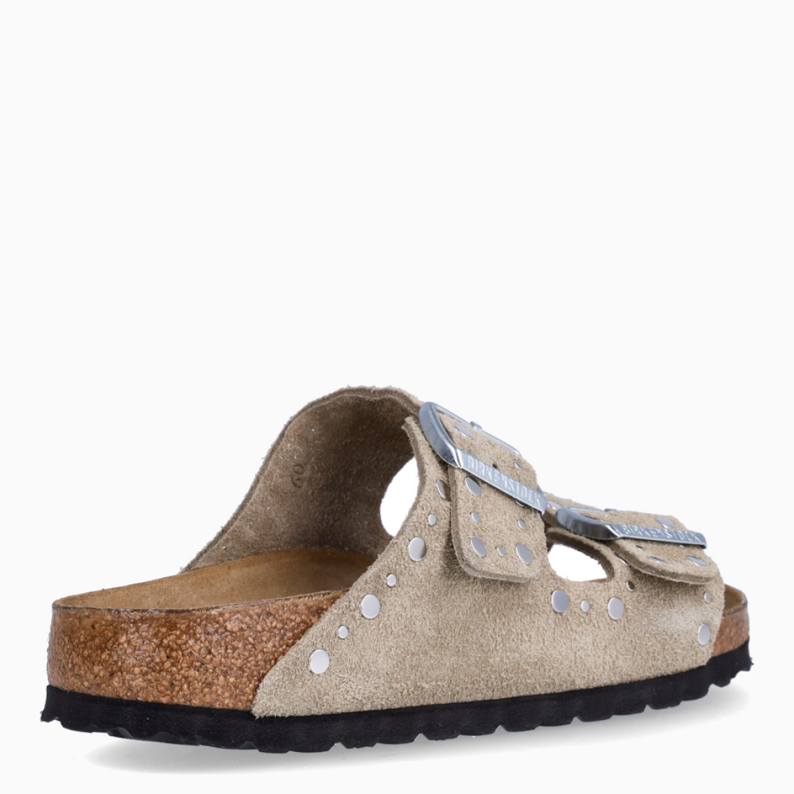 Sandalias de la marca Birkenstock, modelo ARIZONA RIVET. Sandalias elaboradas en ante de color taupe con detalle de tachuelas y con una base de corcho y látex de forma anatómica. Cierre de las sandalias con doble hebilla de espiga de metal con ajuste individual. Estas sandalias Birkenstock ARIZONA RIVET es un complemento clásico para tus looks de temporada, con un diseño sencillo atemporal y una ligereza que te dará la comodidad que necesitas en tu día a día.