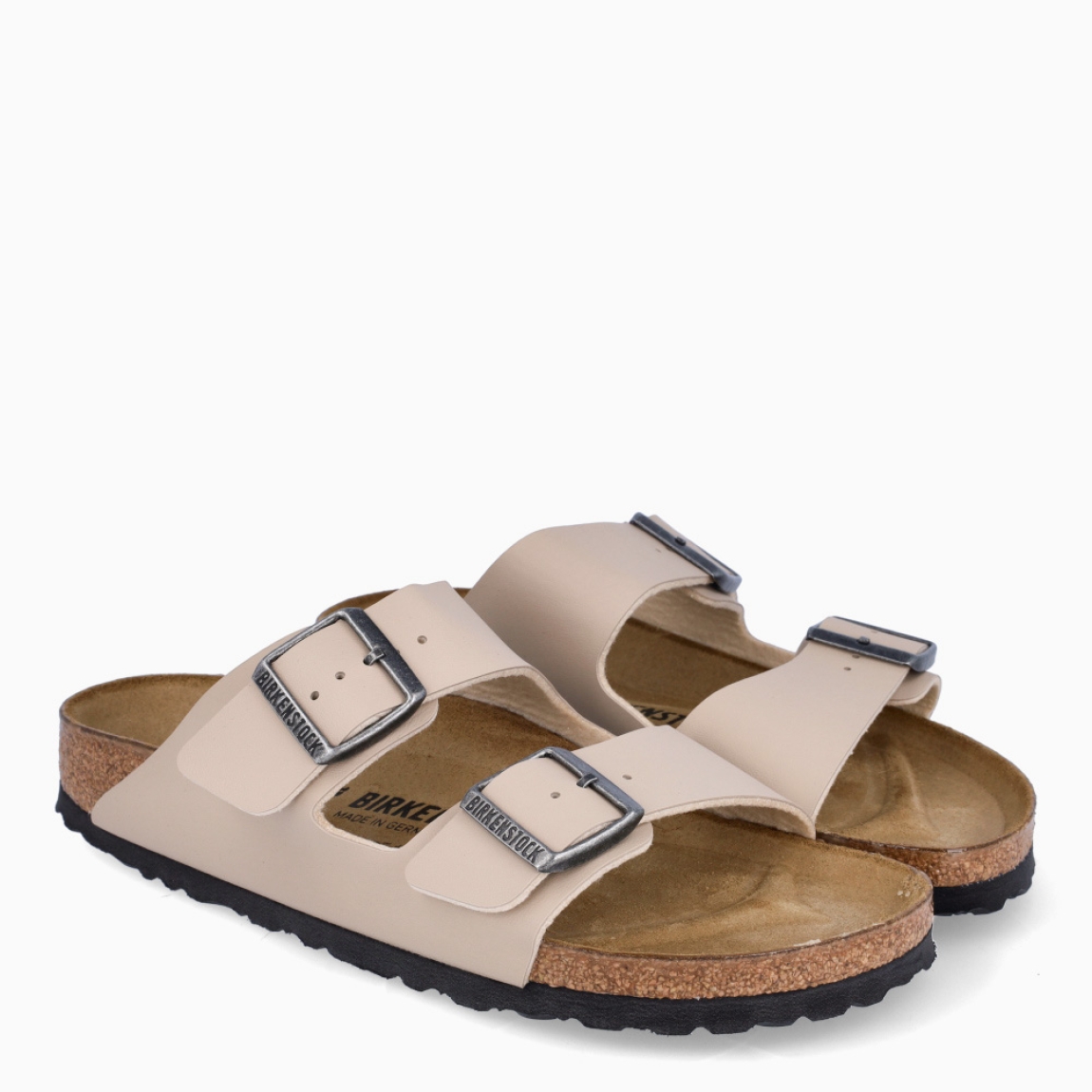 Sandalias de la marca Birkenstock, modelo ARIZONA BIRKO-FLOR. Sandalias elaboradas en ante color beig con una base de corcho y látex de forma anatómica. Cierre de las sandalias con doble hebilla de espiga de metal con ajuste individual. Estas sandalias Birkenstock ARIZONA BIRKO-FLOR es un complemento clásico para tus looks de temporada, con un diseño sencillo atemporal y una ligereza que te dará la comodidad que necesitas en tu día a día.