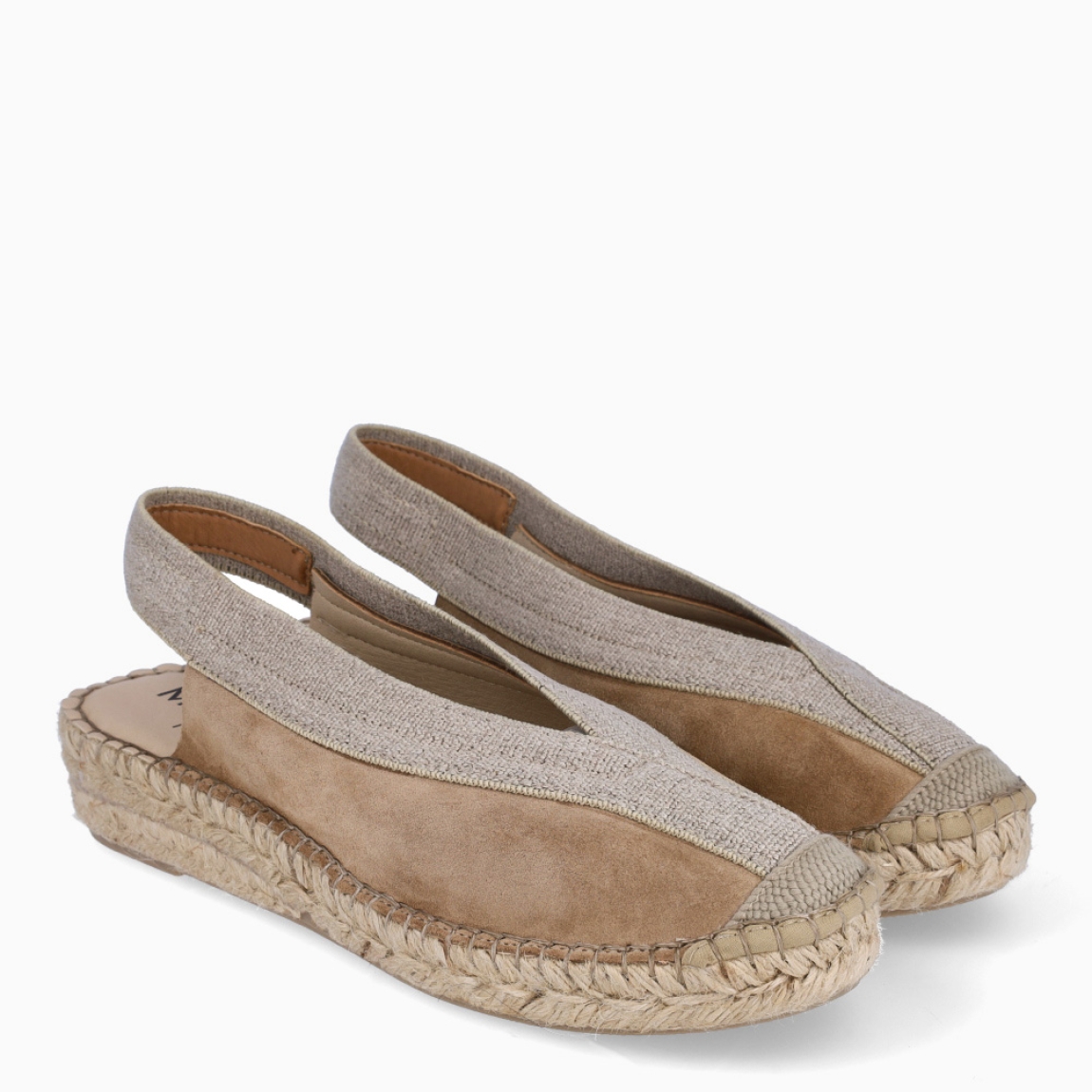 Alpargatas destalonadas de la marca Munné, modelo BENKA. Exterior en ante color camel con punta redonda. Interior en piel color nude. Alpargata clásica con cierre de gomas elásticas que van de pala hasta talón. Alpargata con suela de cuña de piel trenzada. Estas alpargatas Munné BENKA son ideales para esta temporada!
