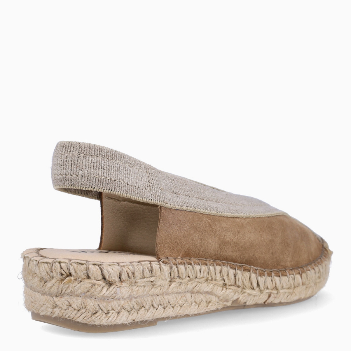 Alpargatas destalonadas de la marca Munné, modelo BENKA. Exterior en ante color camel con punta redonda. Interior en piel color nude. Alpargata clásica con cierre de gomas elásticas que van de pala hasta talón. Alpargata con suela de cuña de piel trenzada. Estas alpargatas Munné BENKA son ideales para esta temporada!
