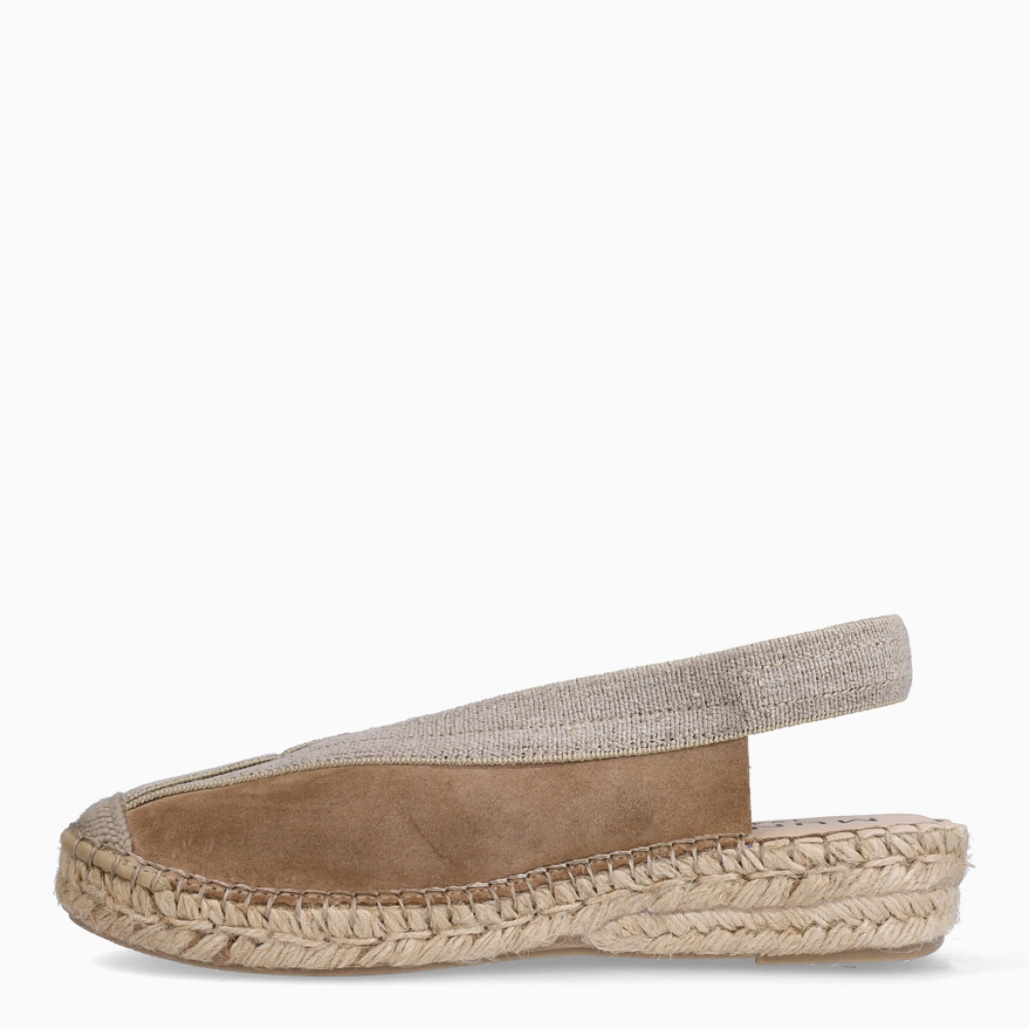 Alpargatas destalonadas de la marca Munné, modelo BENKA. Exterior en ante color camel con punta redonda. Interior en piel color nude. Alpargata clásica con cierre de gomas elásticas que van de pala hasta talón. Alpargata con suela de cuña de piel trenzada. Estas alpargatas Munné BENKA son ideales para esta temporada!