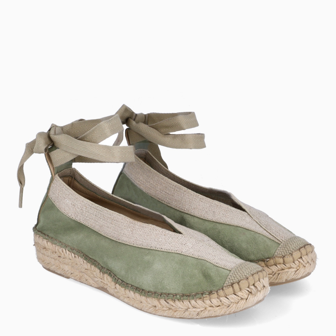 Alpargatas destalonadas de la marca Munné, modelo BIANKA. Exterior en ante color verde con punta redonda. Interior en piel color nude. Alpargata clásica con cierre de cordones para amarrar. Alpargata con cuña de piel trenzada. Estas alpargatas Munné BIANKA son ideales para esta temporada!