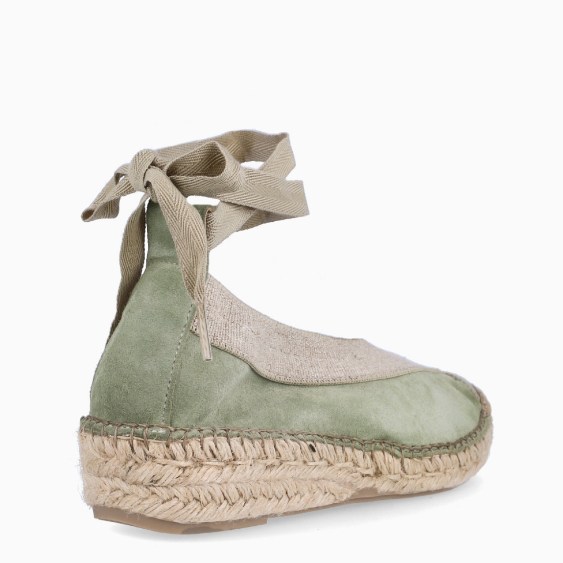 Alpargatas destalonadas de la marca Munné, modelo BIANKA. Exterior en ante color verde con punta redonda. Interior en piel color nude. Alpargata clásica con cierre de cordones para amarrar. Alpargata con cuña de piel trenzada. Estas alpargatas Munné BIANKA son ideales para esta temporada!