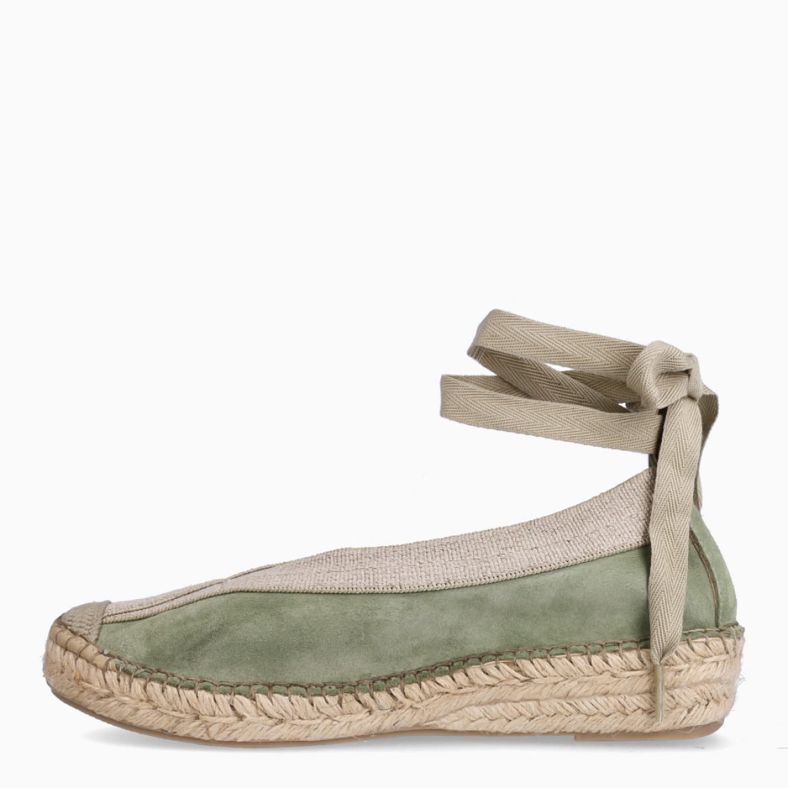 Alpargatas destalonadas de la marca Munné, modelo BIANKA. Exterior en ante color verde con punta redonda. Interior en piel color nude. Alpargata clásica con cierre de cordones para amarrar. Alpargata con cuña de piel trenzada. Estas alpargatas Munné BIANKA son ideales para esta temporada!