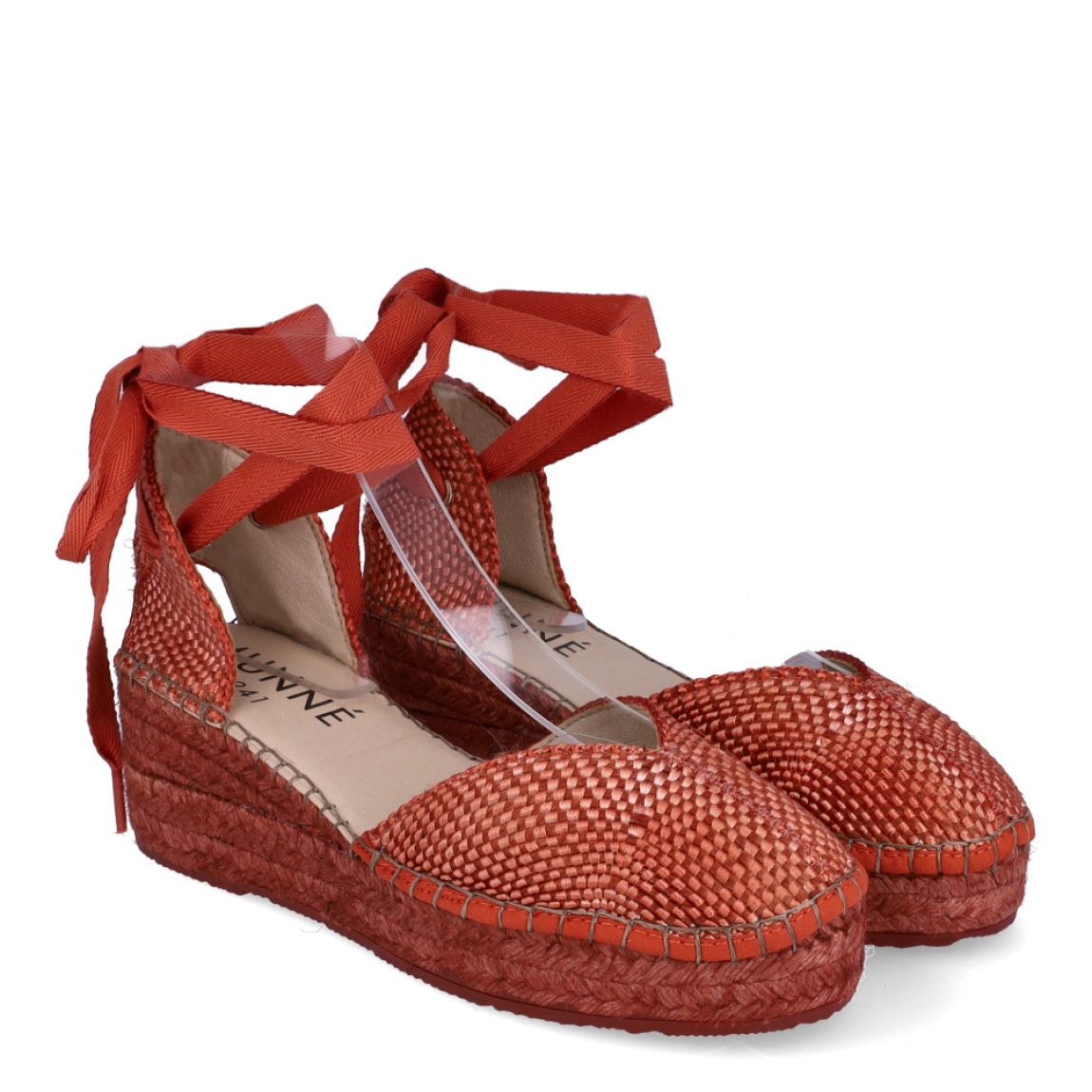 Alpargatas destalonadas de la marca Munné, modelo OLENKA. Exterior en textil color coral con punta redonda. Interior en piel color nude. Alpargata clásica con cierre de cordones para amarrar. Alpargata con cuña de piel trenzada de 6cm de altura. Estas alpargatas Munné OLENKA son ideales para esta temporada!