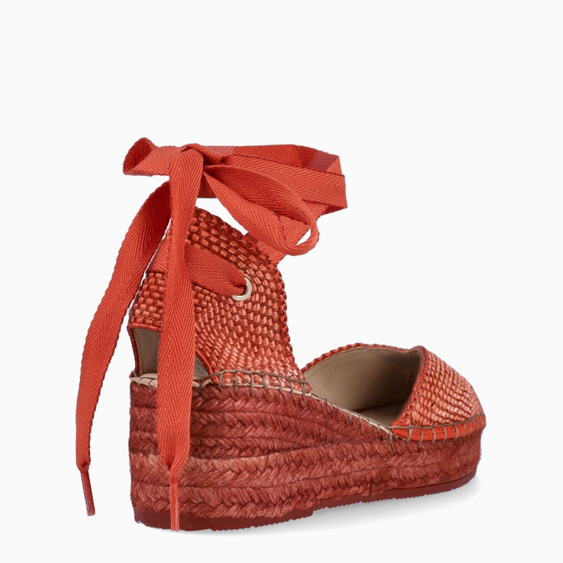 Alpargatas destalonadas de la marca Munné, modelo OLENKA. Exterior en textil color coral con punta redonda. Interior en piel color nude. Alpargata clásica con cierre de cordones para amarrar. Alpargata con cuña de piel trenzada de 6cm de altura. Estas alpargatas Munné OLENKA son ideales para esta temporada!