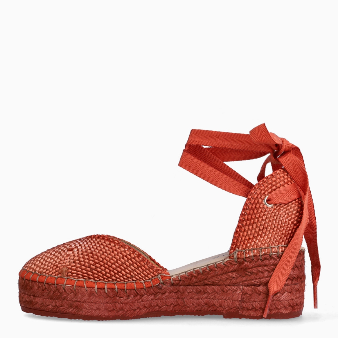 Alpargatas destalonadas de la marca Munné, modelo OLENKA. Exterior en textil color coral con punta redonda. Interior en piel color nude. Alpargata clásica con cierre de cordones para amarrar. Alpargata con cuña de piel trenzada de 6cm de altura. Estas alpargatas Munné OLENKA son ideales para esta temporada!