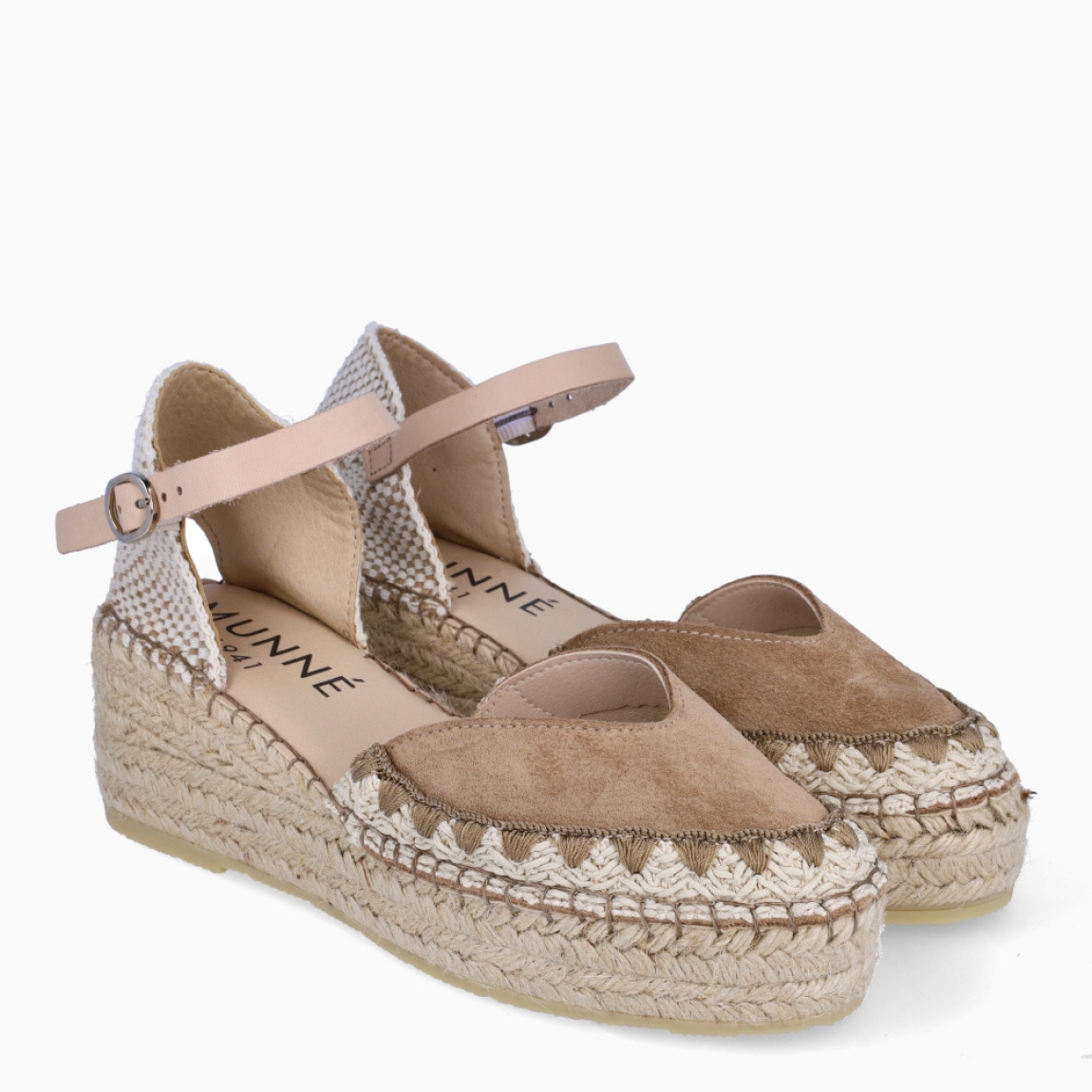 Alpargatas destalonadas de la marca Munné, modelo KIARA. Exterior en ante color camel con punta redonda. Interior en piel color nude. Alpargata clásica con cierre de hebilla en tobillo. Alpargata con cuña de piel trenzada de 5cm de altura. Estas alpargatas Munné KIARA son ideales para esta temporada!