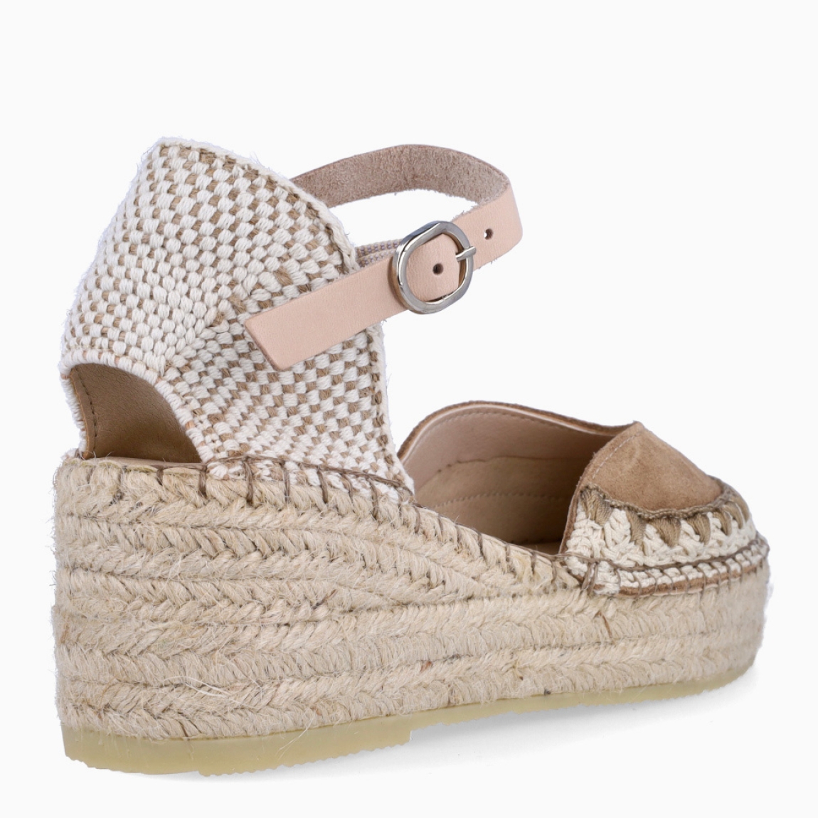 Alpargatas destalonadas de la marca Munné, modelo KIARA. Exterior en ante color camel con punta redonda. Interior en piel color nude. Alpargata clásica con cierre de hebilla en tobillo. Alpargata con cuña de piel trenzada de 5cm de altura. Estas alpargatas Munné KIARA son ideales para esta temporada!