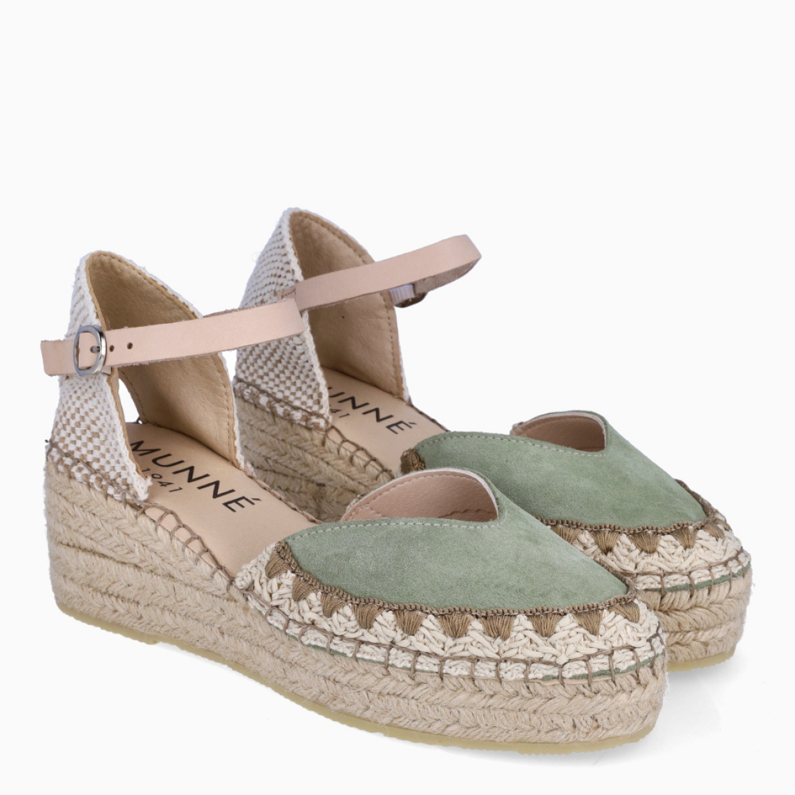 Alpargatas destalonadas de la marca Munné, modelo KIARA. Exterior en ante color verde con punta redonda. Interior en piel color nude. Alpargata clásica con cierre de hebilla en tobillo. Alpargata con cuña de piel trenzada de 5cm de altura. Estas alpargatas Munné KIARA son ideales para esta temporada!