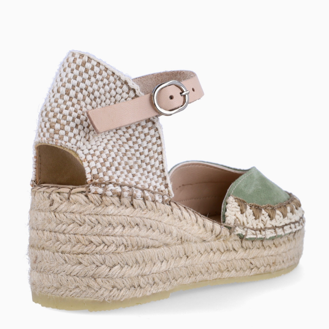 Alpargatas destalonadas de la marca Munné, modelo KIARA. Exterior en ante color verde con punta redonda. Interior en piel color nude. Alpargata clásica con cierre de hebilla en tobillo. Alpargata con cuña de piel trenzada de 5cm de altura. Estas alpargatas Munné KIARA son ideales para esta temporada!