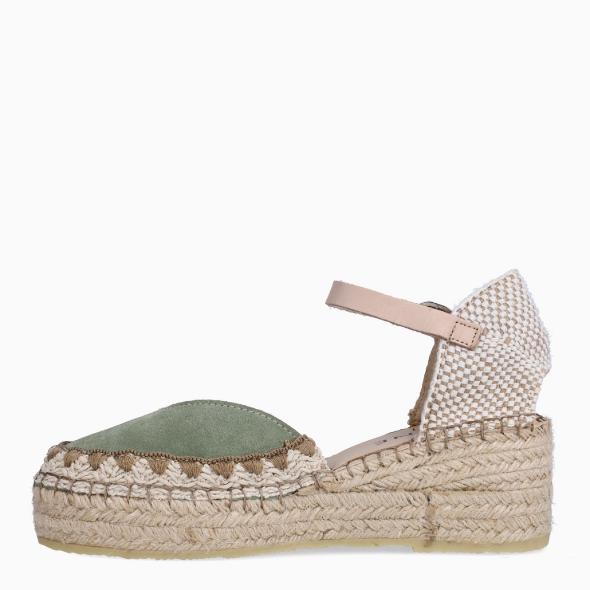 Alpargatas destalonadas de la marca Munné, modelo KIARA. Exterior en ante color verde con punta redonda. Interior en piel color nude. Alpargata clásica con cierre de hebilla en tobillo. Alpargata con cuña de piel trenzada de 5cm de altura. Estas alpargatas Munné KIARA son ideales para esta temporada!