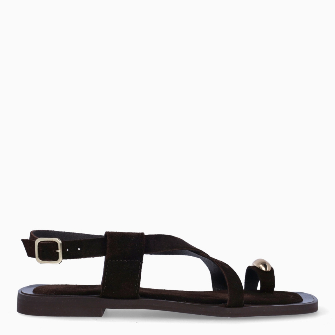 Sandalias de la marca Itse, modelo RAISA. Elaboradas en ante color marrón con tiras cruzadas en pala y detalle e anillo al dedo. Cierre de sandalias Itse con hebilla en tobillo y suela plana de goma. Estas sandalias Itse RAISA son un complemento ideal para ti!