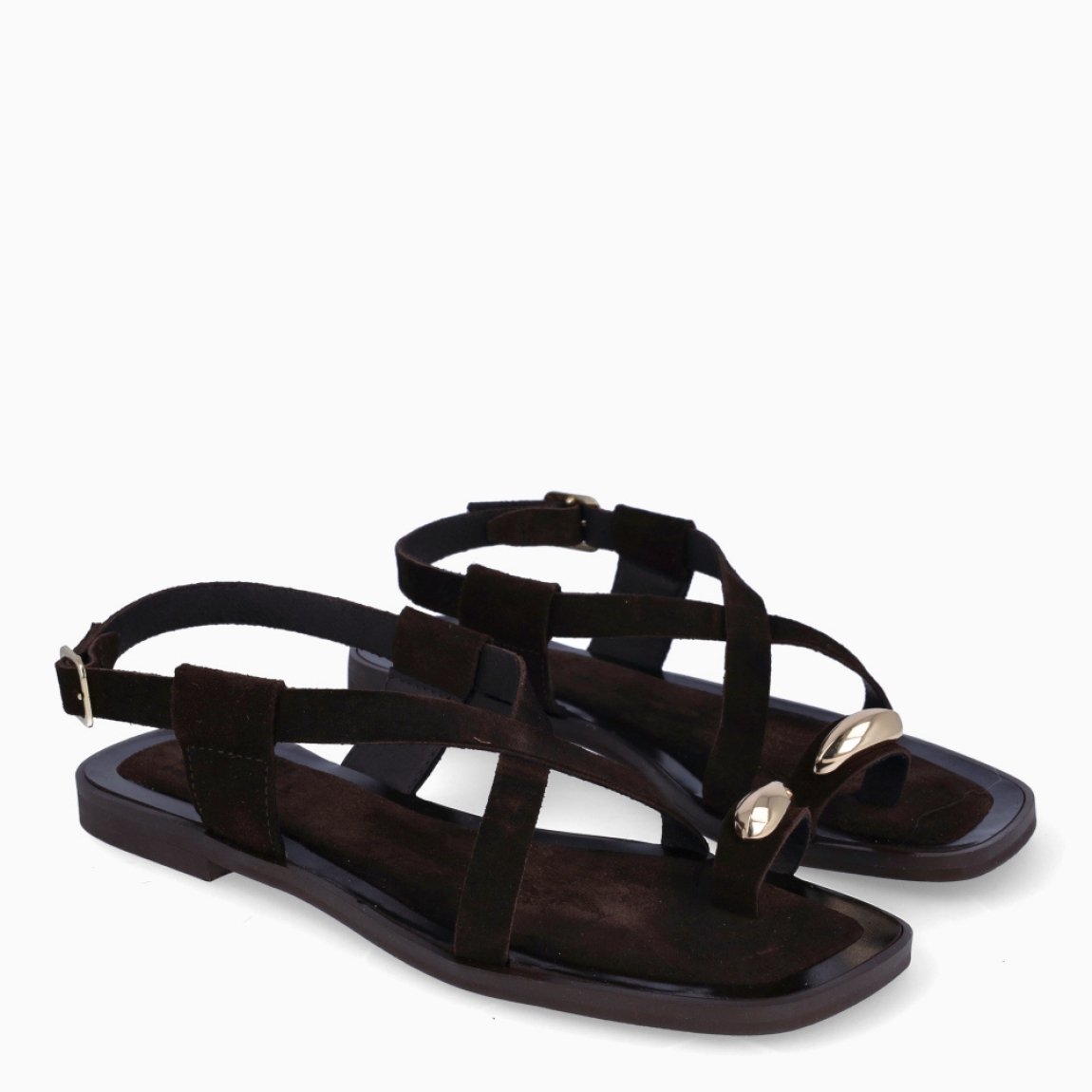 Sandalias de la marca Itse, modelo RAISA. Elaboradas en ante color marrón con tiras cruzadas en pala y detalle e anillo al dedo. Cierre de sandalias Itse con hebilla en tobillo y suela plana de goma. Estas sandalias Itse RAISA son un complemento ideal para ti!