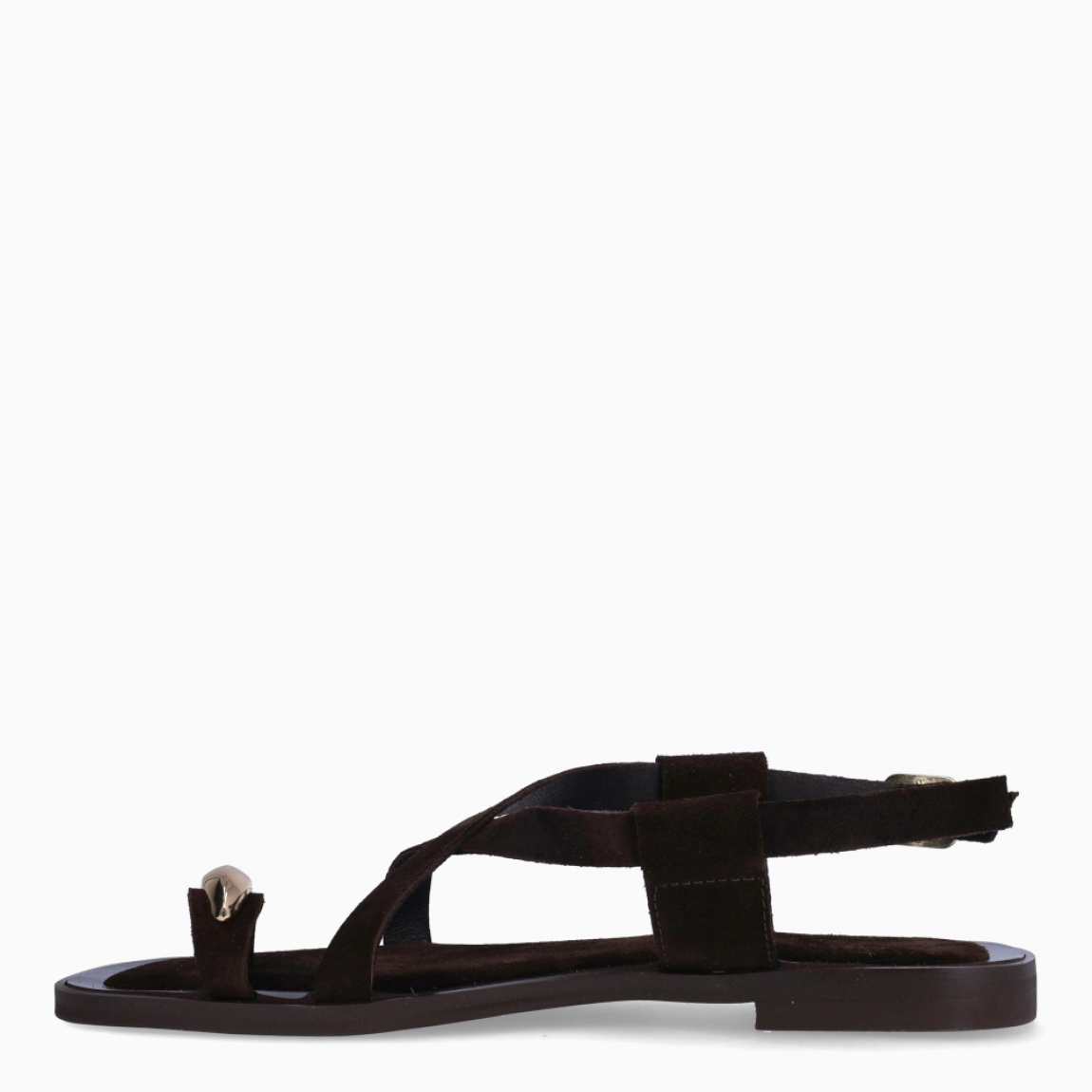 Sandalias de la marca Itse, modelo RAISA. Elaboradas en ante color marrón con tiras cruzadas en pala y detalle e anillo al dedo. Cierre de sandalias Itse con hebilla en tobillo y suela plana de goma. Estas sandalias Itse RAISA son un complemento ideal para ti!