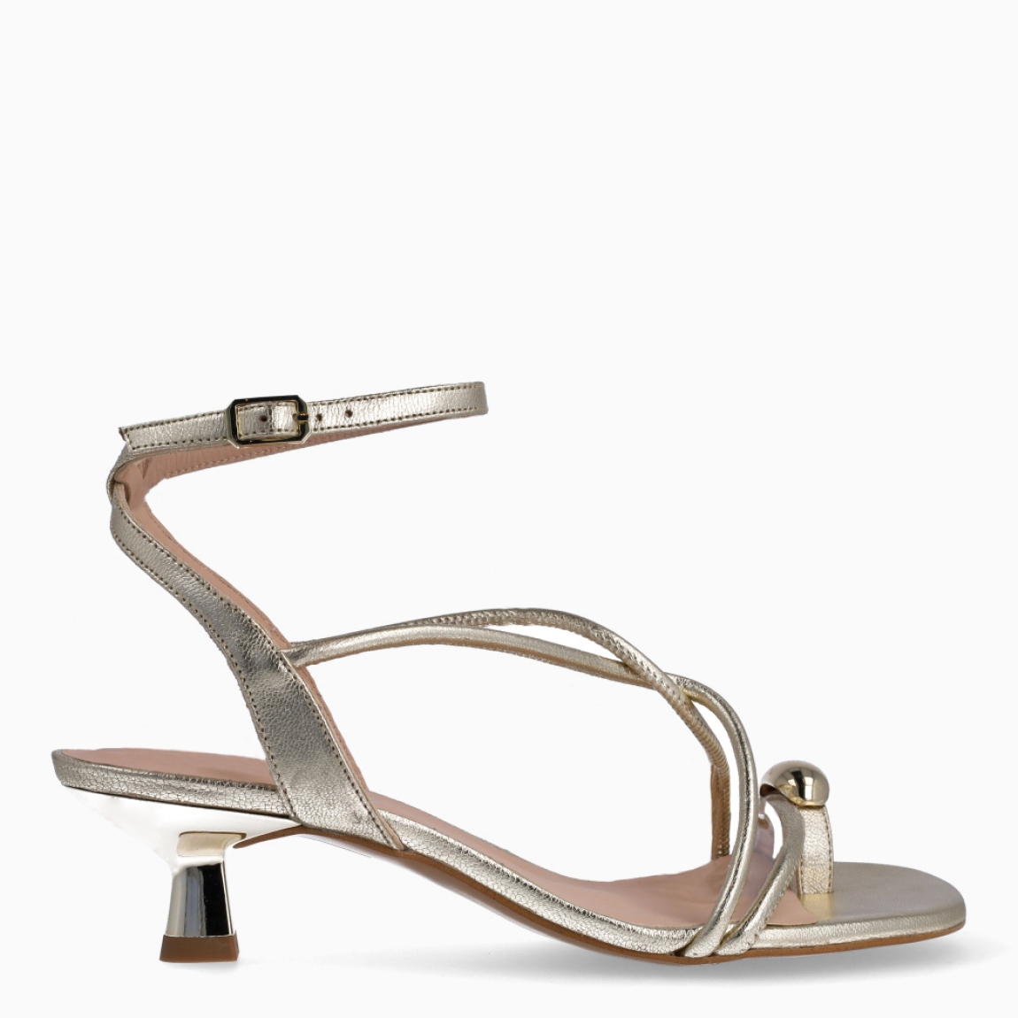 Sandalias de la marca Munné, modelo BRENDA. Elaboradas en piel color platino con tiras cruzadas en pala con detalle de anillo al dedo. Interior en piel color nude. Cierre de sandalias Munné con hebilla en tobillo y suela con tacón de 4cm de altura. Estas sandalias Munné BRENDA son ideales para elevar tu look con estilo!
