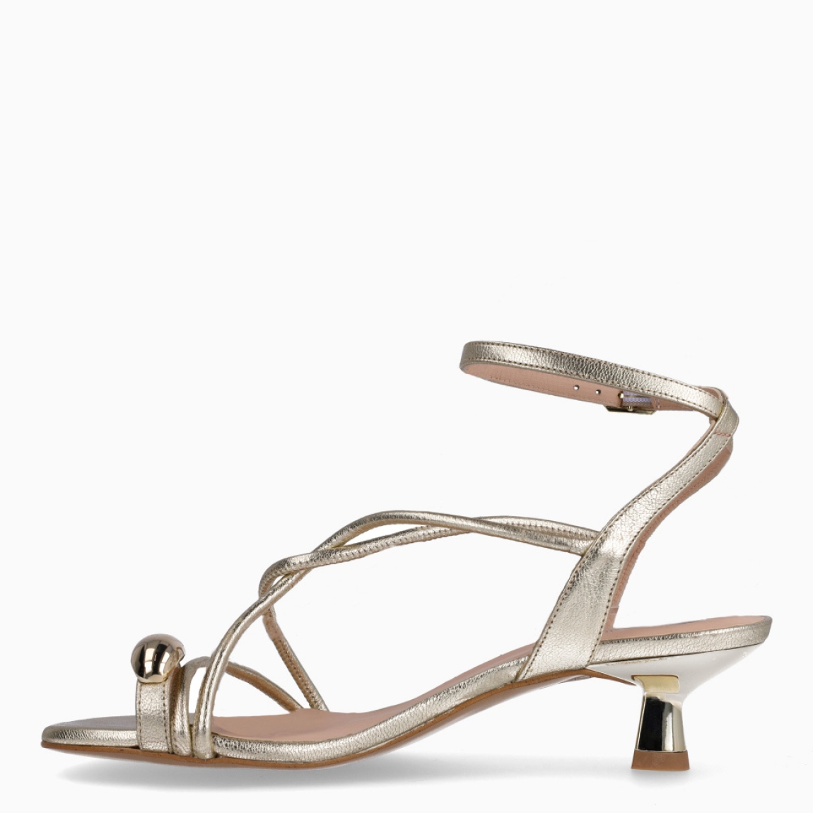 Sandalias de la marca Munné, modelo BRENDA. Elaboradas en piel color platino con tiras cruzadas en pala con detalle de anillo al dedo. Interior en piel color nude. Cierre de sandalias Munné con hebilla en tobillo y suela con tacón de 4cm de altura. Estas sandalias Munné BRENDA son ideales para elevar tu look con estilo!