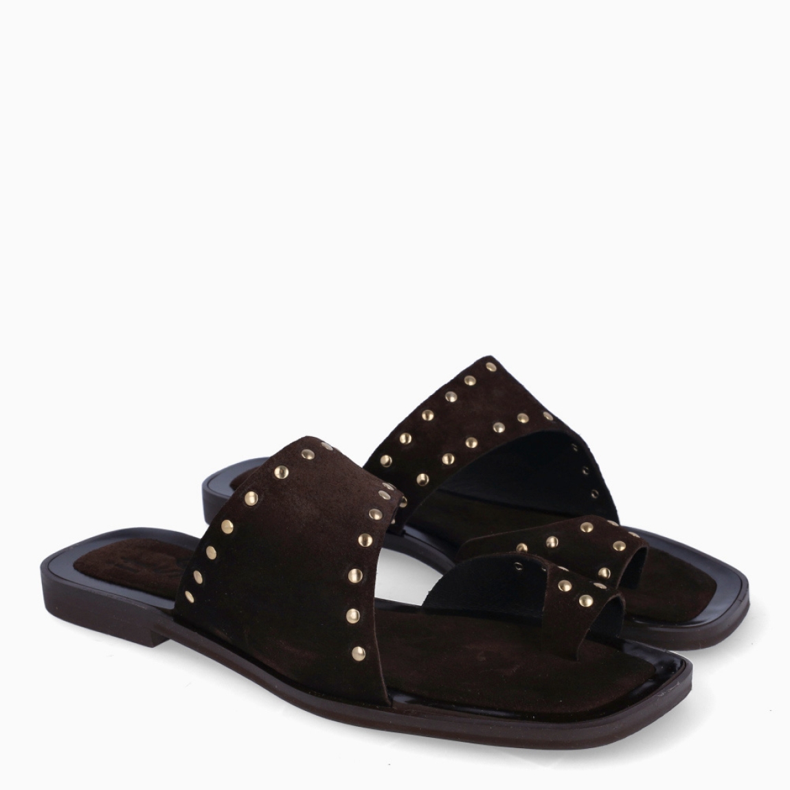 Sandalias de la marca Itse, modelo DYNA. Elaboradas en ante color marrón con tiras cruzadas en pala con detalle de tachuelas doradas. Chanclas con suela plana de goma. Estas sandalias Itse DYNA son un complemento ideal para ti!