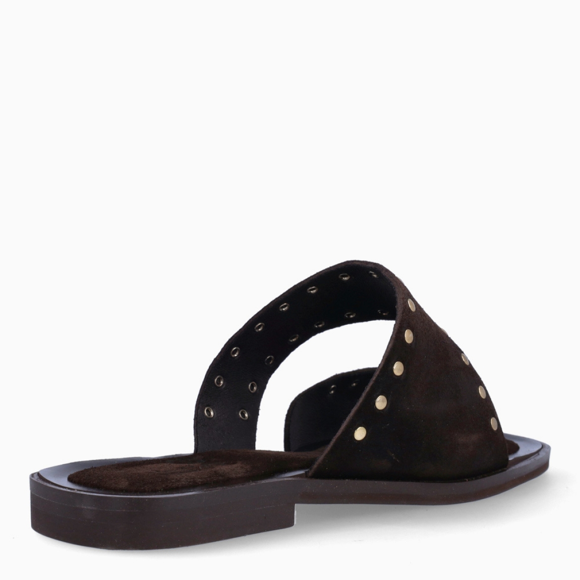 Sandalias de la marca Itse, modelo DYNA. Elaboradas en ante color marrón con tiras cruzadas en pala con detalle de tachuelas doradas. Chanclas con suela plana de goma. Estas sandalias Itse DYNA son un complemento ideal para ti!