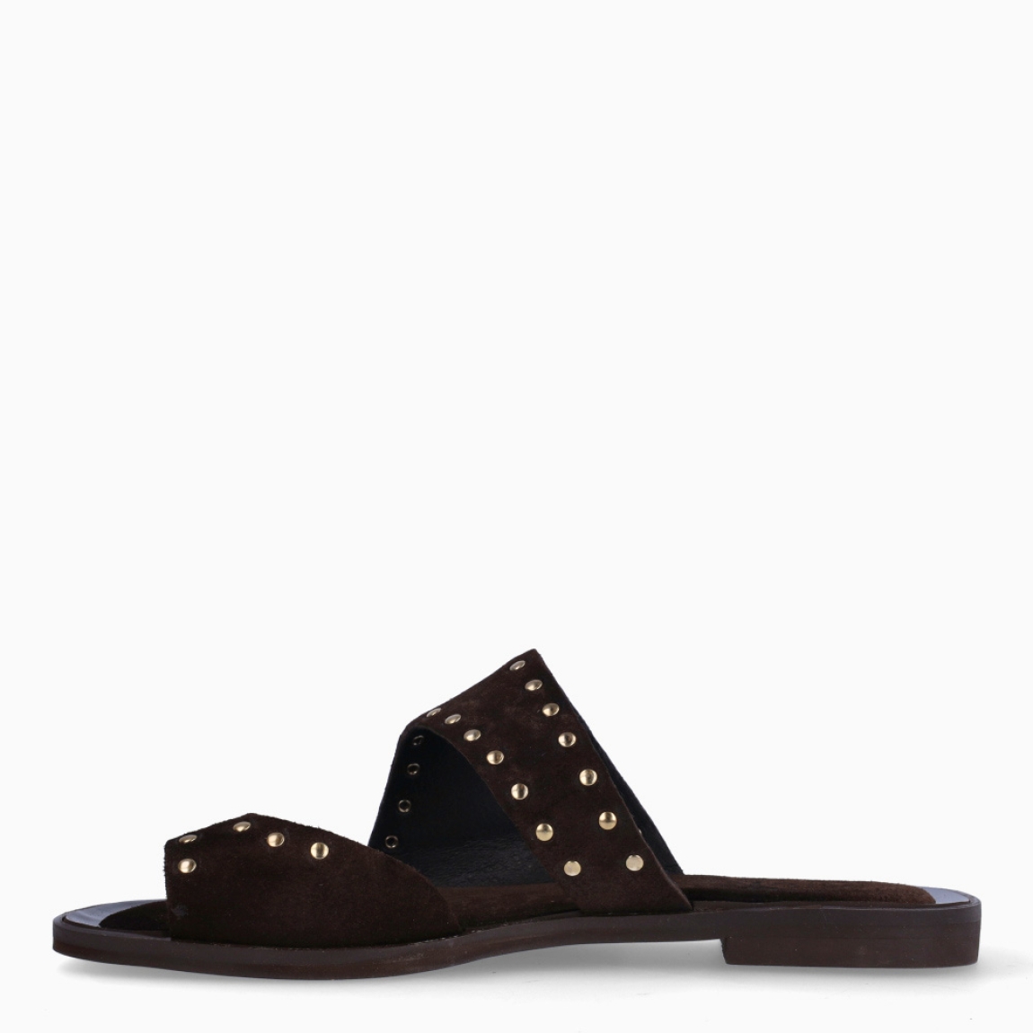 Sandalias de la marca Itse, modelo DYNA. Elaboradas en ante color marrón con tiras cruzadas en pala con detalle de tachuelas doradas. Chanclas con suela plana de goma. Estas sandalias Itse DYNA son un complemento ideal para ti!