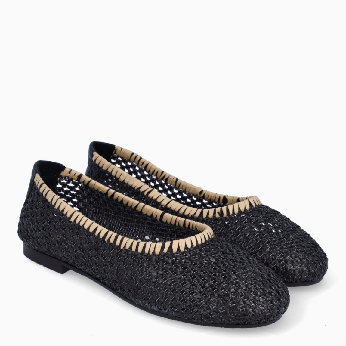 Merceditas de la marca Itse, modelo CHANIA . Elaboradas en piel trenzada color negro con punta redonda. Interior en piel color negro. Suela plana de goma. Merceditas Itse CHANIA, complemento ideal en comodidad y estilo!