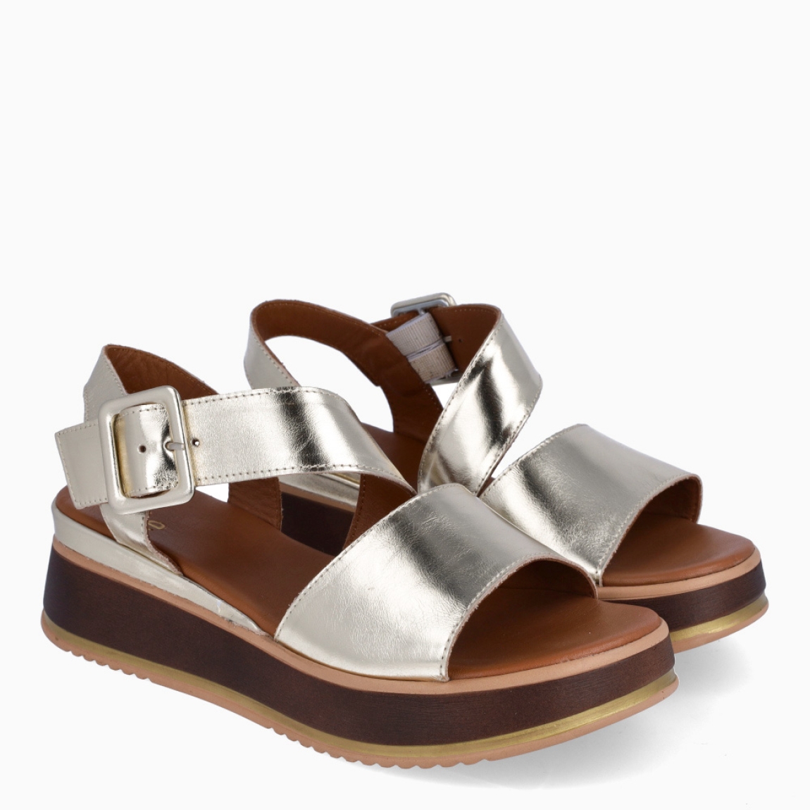 Sandalias de la marca Itse, modelo ROCIO. Elaboradas en piel color oro con tiras en pala cruzadas. Interior en piel color camel. Cierre de sandalias con hebilla en tobillo. Suela de goma con plataforma de 5cm de altura. Estas sandalias Itse ROCIO son un complemento ideal para ti!