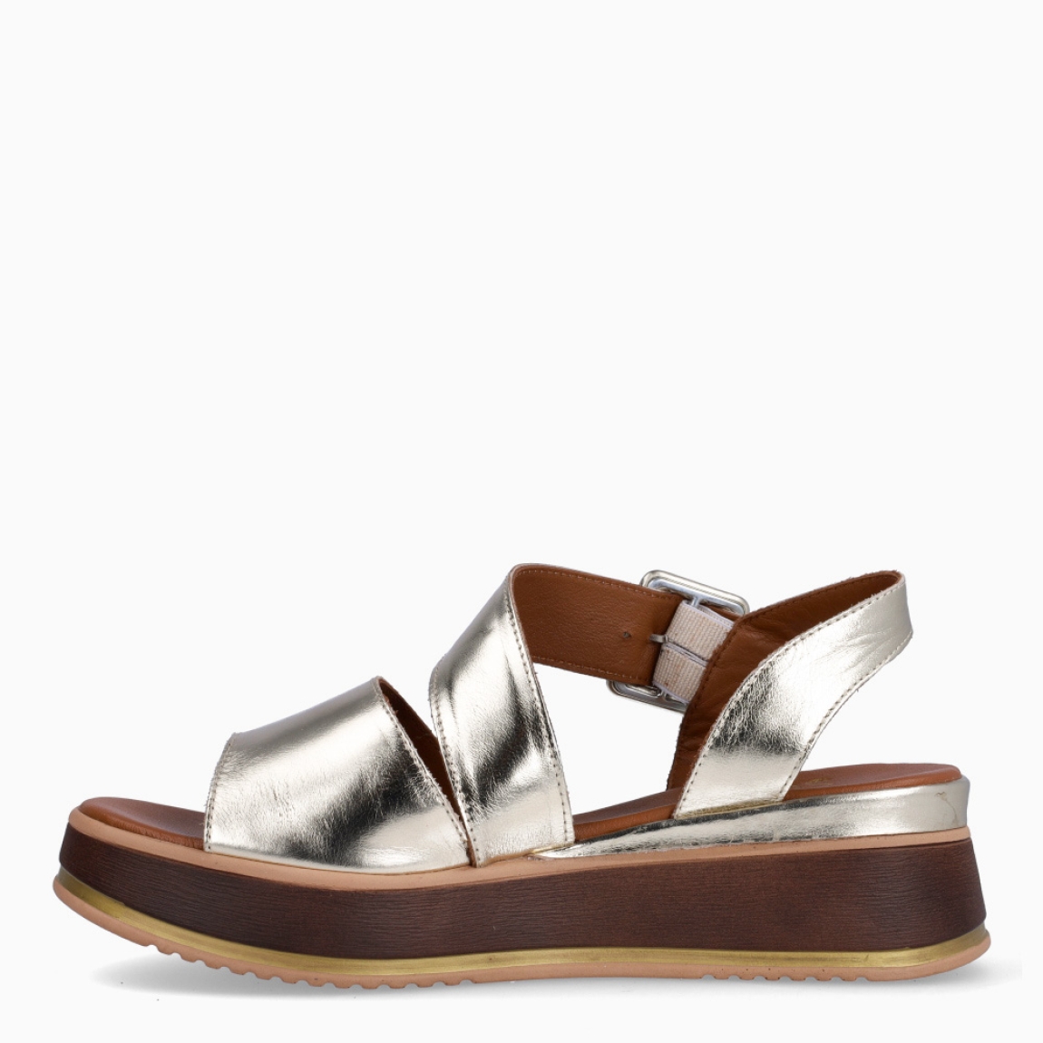 Sandalias de la marca Itse, modelo ROCIO. Elaboradas en piel color oro con tiras en pala cruzadas. Interior en piel color camel. Cierre de sandalias con hebilla en tobillo. Suela de goma con plataforma de 5cm de altura. Estas sandalias Itse ROCIO son un complemento ideal para ti!